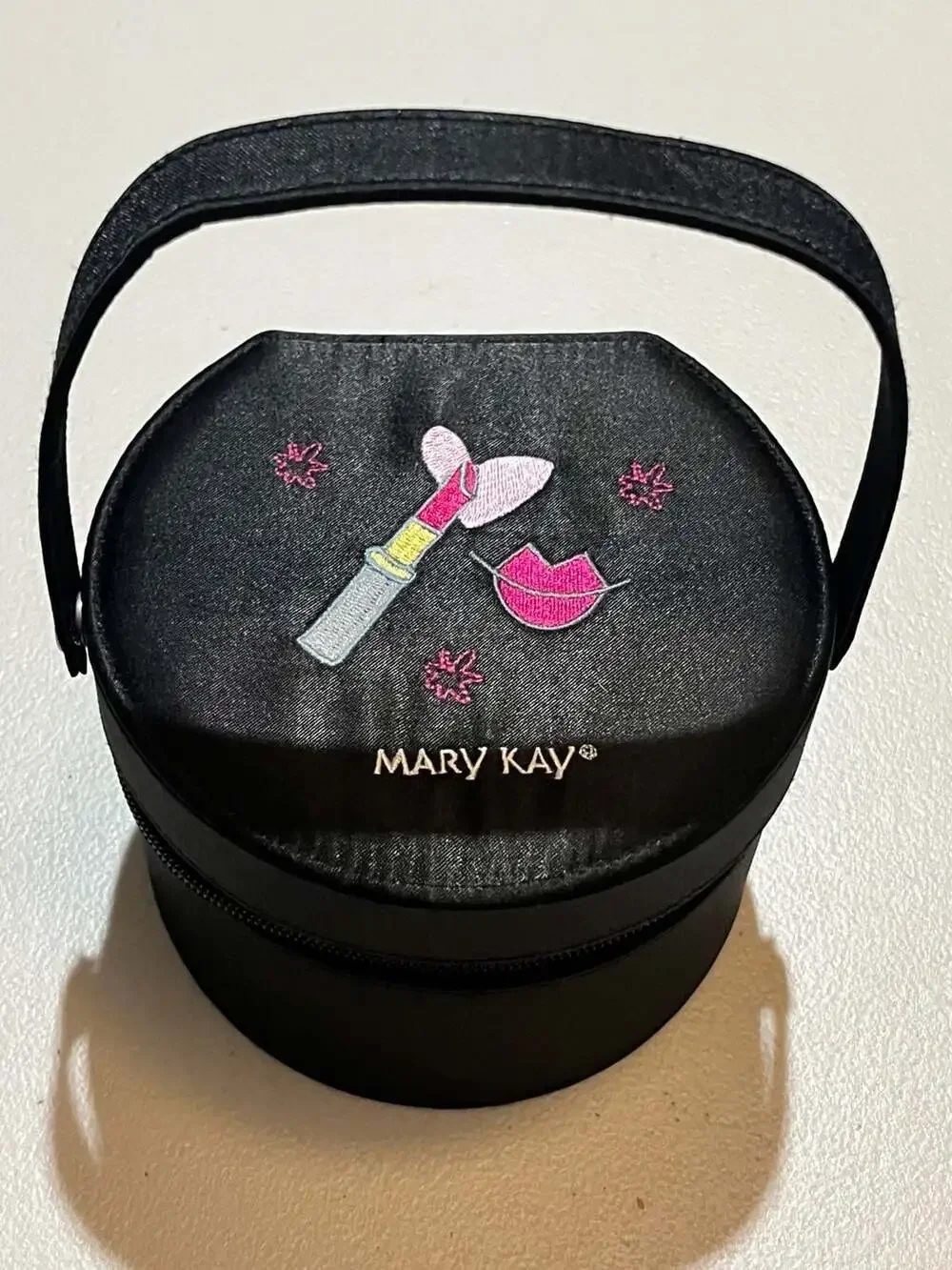 003-0033 Mary Kay Round Embroidered Cosmetics Case with Lipstick and Lips Motif